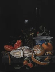 Huîtres, fruits et un verre de vin sur une table en pierre