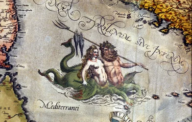 Triton et Sirène dans la mer Méditerranée. « Theatrum Orbis Terrarum » par Abraham Ortelius, Anvers 1584.