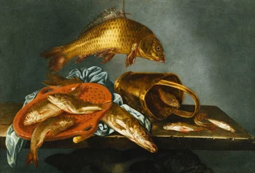 Un brochet, une carpe, une tanche et un gardon avec un tamis et un seau en laiton sur une corniche