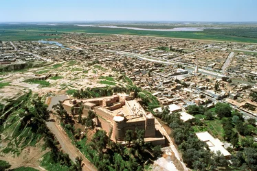 Vue aérienne de la ville, restaurée par les Achéménides après sa destruction par les Assyriens en 640 av. J.-C.