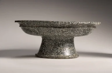 Bol à pied, début du Ve siècle av. J.-C.