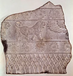Fragment de bas-relief représentant un lion marchant. De Persépolis (Iran) Époque Achéménide, 460 av. J.-C. Seattle, Art Museum