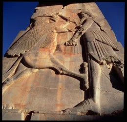 Héros-roi idéalisé, présumé être Xerxès, poignardant un monstre (détail)