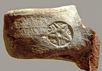 Poignée de jarre avec inscription en ancien hébreu lisant Yerslm (argile)