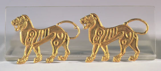 Deux séquences de lions cousues sur des robes cérémonielles, de Hamadan, c.5e-4e siècle av. J.-C.