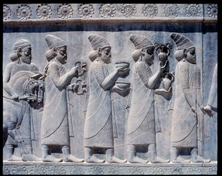Vue des reliefs des escaliers orientaux : ambassadeurs assyriens apportant des offrandes et des présents