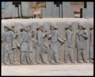Vue des reliefs des escaliers nord