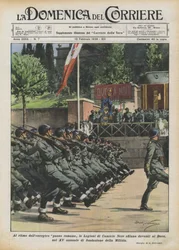 Au rythme du pas énergique romain, les Légions de Chemises Noires défilent devant le Duce