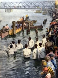 Cérémonie de baptême dans la rivière Cedar en Iowa (USA) de membres noirs de la secte Church of God. Illustration de A. Beltrame. La Domenica del Corriere