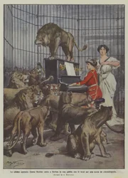 La célèbre chanteuse Emma Destinn chante à Berlin dans une cage avec 14 lions pour une scène de cinéma
