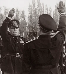 Benito Mussolini honore un officier fasciste avec un salut