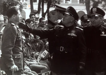 Mussolini saluant un soldat