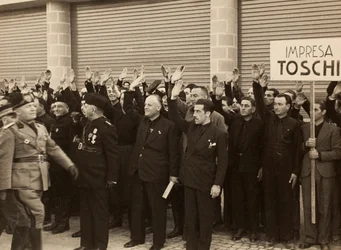 Les ouvriers de la société Mauro Toschi fu Ulisse saluent le Duce Benito Mussolini lors de l