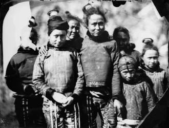 Portrait de groupe de filles et femmes inuites