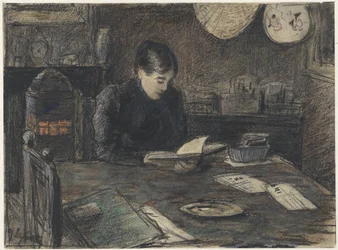 Femme lisant à une table