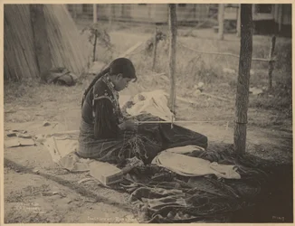 [Femme de la nation meskwaki réalisant un travail de perles]