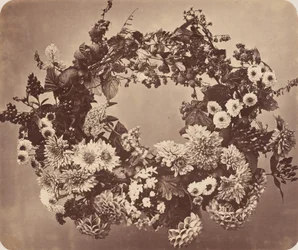 Couronne de fleurs et de baies