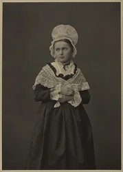 Femme en robe lorraine