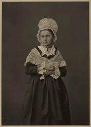 Femme en robe lorraine, vers 1860-1870
