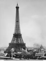 La tour Eiffel (1887-89), photographiée durant l