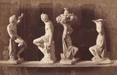 Quatre statues