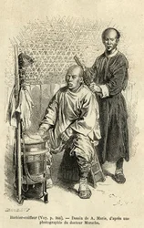 Un barbier en plein travail, un banc et une boîte en bois cylindrique avec compartiments et un bol composent son équipement de voyage. Gravure pour illustrer le voyage à Pékin et en Chine du Nord, par T.Choutze, en 1873, publiée dans "Le tour du monde"