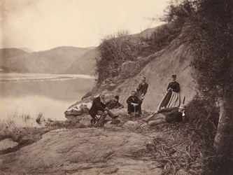 [Portrait de groupe près du monastère de Fangguangyan, Fujian], vers 1869.