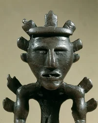 Préhistoire : figurine de guerrier en bronze du Trésor de Galic (Kostroma, Russie). 1500 av. J.-C. Âge du bronze