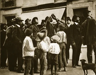 Une foule dans les rues de Mexico observant la comète de Halley, avril 1910