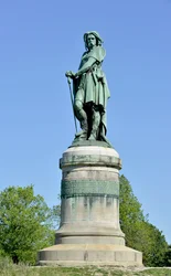 Statue colossale de Vercingétorix (72-46 av. J.-C.), chef gaulois - Sculpture de Millet Aimé (1819-1891) 6,60 m de haut érigée en 1865 sur la partie ouest du Mont Auxois (base de 7 m de haut par Viollet Le Duc) Alise Sainte Reine 1865