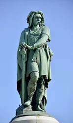 Statue colossale de Vercingétorix (72-46 av. J.-C.), chef gaulois - Sculpture de Millet Aimé (1819-1891) 6,60 m de haut érigée en 1865 sur la partie ouest du Mont Auxois (base de 7 m de haut par Viollet Le Duc) Alise Sainte Reine 1865