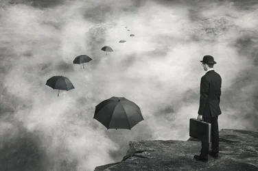 Un homme et des parapluies flottants