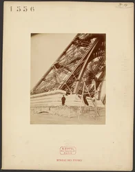 Fondations, poutrelle, ouvrier : Tour Eiffel
