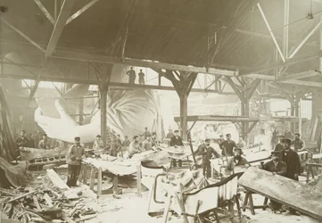 Hommes dans un atelier martelant des feuilles de cuivre pour la construction de la Statue de la Liberté, 1883