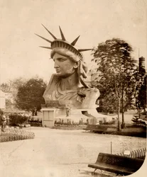 La tête de la Statue de la Liberté exposée à Paris, 1883