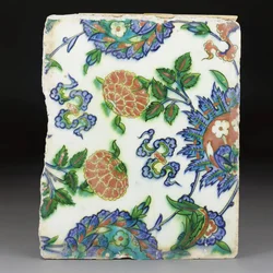 Carreau en poterie polychrome d