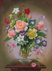 Roses, pivoines et freesias dans un vase en verre