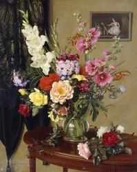 Nature morte avec des glaïeuls, des roses et des roses trémières devant un rideau brodé