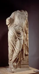 Aphrodite au pilier. Sculpture en marbre d