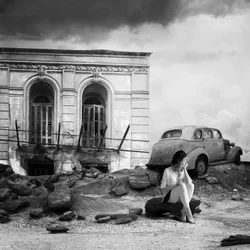 Une femme pensive a détruit la ville