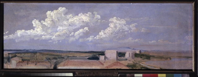 Nuages sur la côte maritime