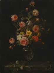 Nature morte avec des roses rouges, blanches et roses dans un vase en verre sur une corniche en pierre avec des papillons, une sauterelle et un scarabée.
