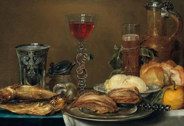 Nature morte de petit déjeuner avec poisson, pain, beurre et citron devant une aiguière, des verres et un gobelet en argent