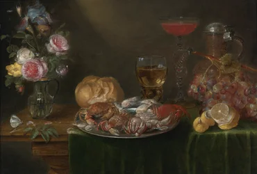 Nature morte avec un vase avec des fleurs, une assiette en étain avec des crabes et des crevettes, des verres à vin, un pichet, des raisins et un citron.