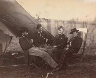 [Quatre officiers]