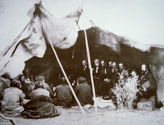 Le général William T. Sherman (1820-91) préside au traité de Fort Laramie avec le chef Red Cloud, avril 1868