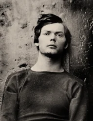 Lewis Powell avec des fers aux poignets à bord de l