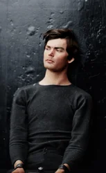 Lewis Powell avec des fers aux poignets à bord de l