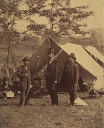 [Président Abraham Lincoln, Major Général John A. McClernand à droite, et E. J...., 4 octobre 1862
