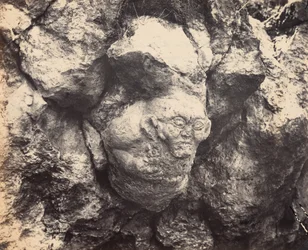 Tête gigantesque taillée dans la roche, récemment découverte près de Smyrne à l
